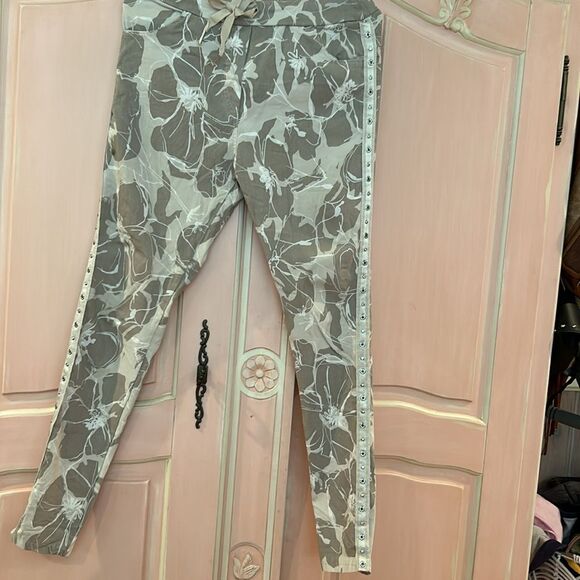 Venti 6 Joggers, Floral Print with studded down sides, Made in Italy , Soft, S - Picture 3 of 14